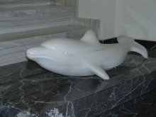 Γλυπτό δελφίνι σε λευκό μάρμαρο 2