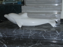 Γλυπτό δελφίνι σε λευκό μάρμαρο 1